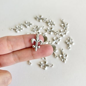 10 pcs Fleur De Lis Silver Tone Charms, Jewelry Supplies, Antique Silver, Charms, Fleur De Lis Pendant, Bracelet Charm,  Lily Charm