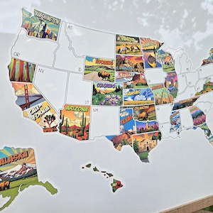 Op de afbeelding: Een kaart van de Verenigde Staten met ge&iuml;llustreerde staten. Elke staat heeft een unieke afbeelding, zoals de Golden Gate Bridge voor Californi&euml; en een bizon voor Wyoming. De kaart bevat Alaska en Hawa&iuml;.