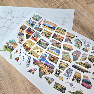 Op de afbeelding: Vellen stickers met de Verenigde Staten, waarbij elke staat wordt vertegenwoordigd door een kleurrijke illustratie. Een apart vel toont een blanco omtrek van de kaart van de VS. De stickers tonen bezienswaardigheden en landschappen.
