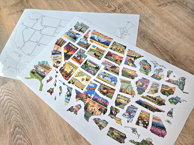 Op de afbeelding: Vellen stickers met de Verenigde Staten, waarbij elke staat wordt vertegenwoordigd door een kleurrijke illustratie. Een apart vel toont een blanco omtrek van de kaart van de VS. De stickers tonen bezienswaardigheden en landschappen.