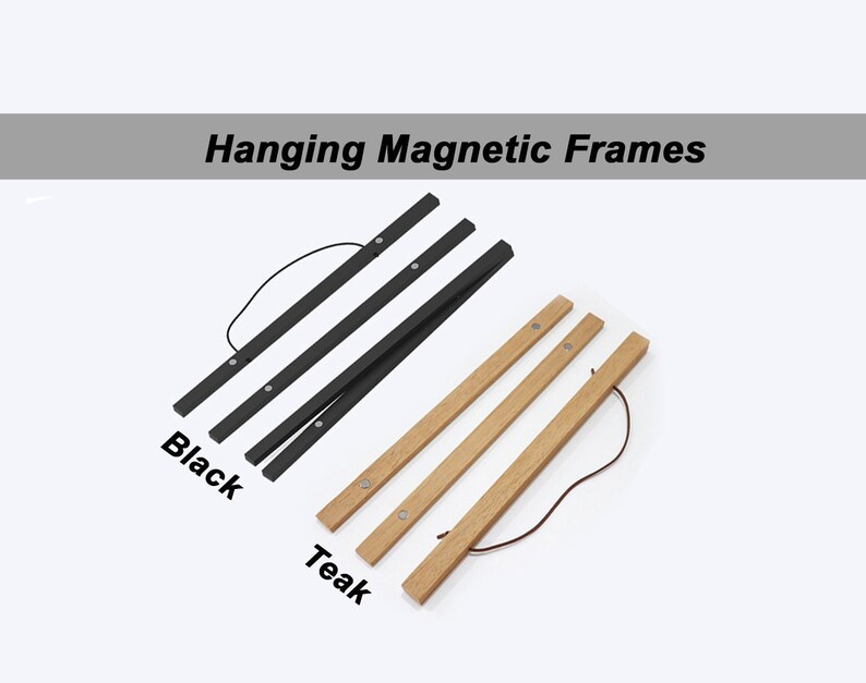 Op de afbeelding: Twee sets hangende magnetische frames, een zwart en een van teakhout. Elke set bevat drie frames met een touwtje om op te hangen.