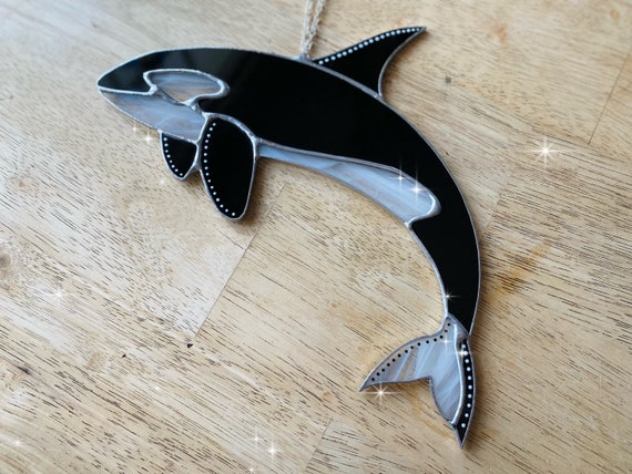 ステンドグラスのシャチのサンキャッチャー：手描きの海の装飾 - Etsy 日本