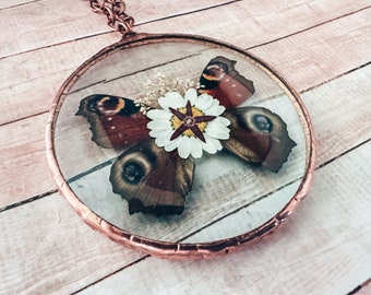 Vetro colorato Farfalla pavone Ornamento in vetro con saldatura in stile rustico, patina di rame vintage, unico nel suo genere, acchiappasole, regalo per la festa della mamma