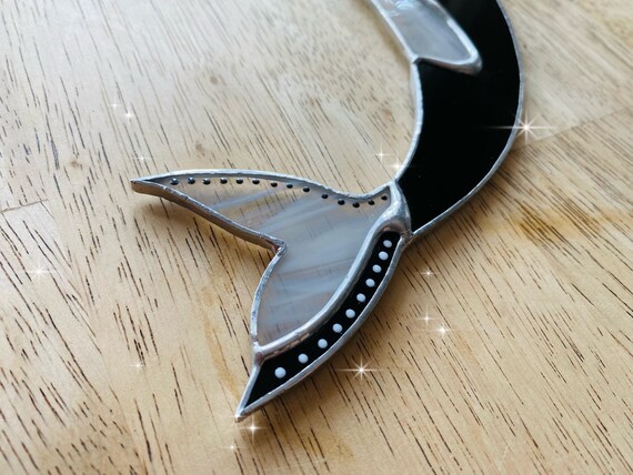 ステンドグラスのシャチのサンキャッチャー：手描きの海の装飾 - Etsy 日本