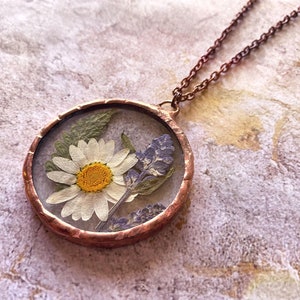 Collana con pendente saldato in vetro colorato, collana con margherite pressate, felce e lavanda, patina di rame