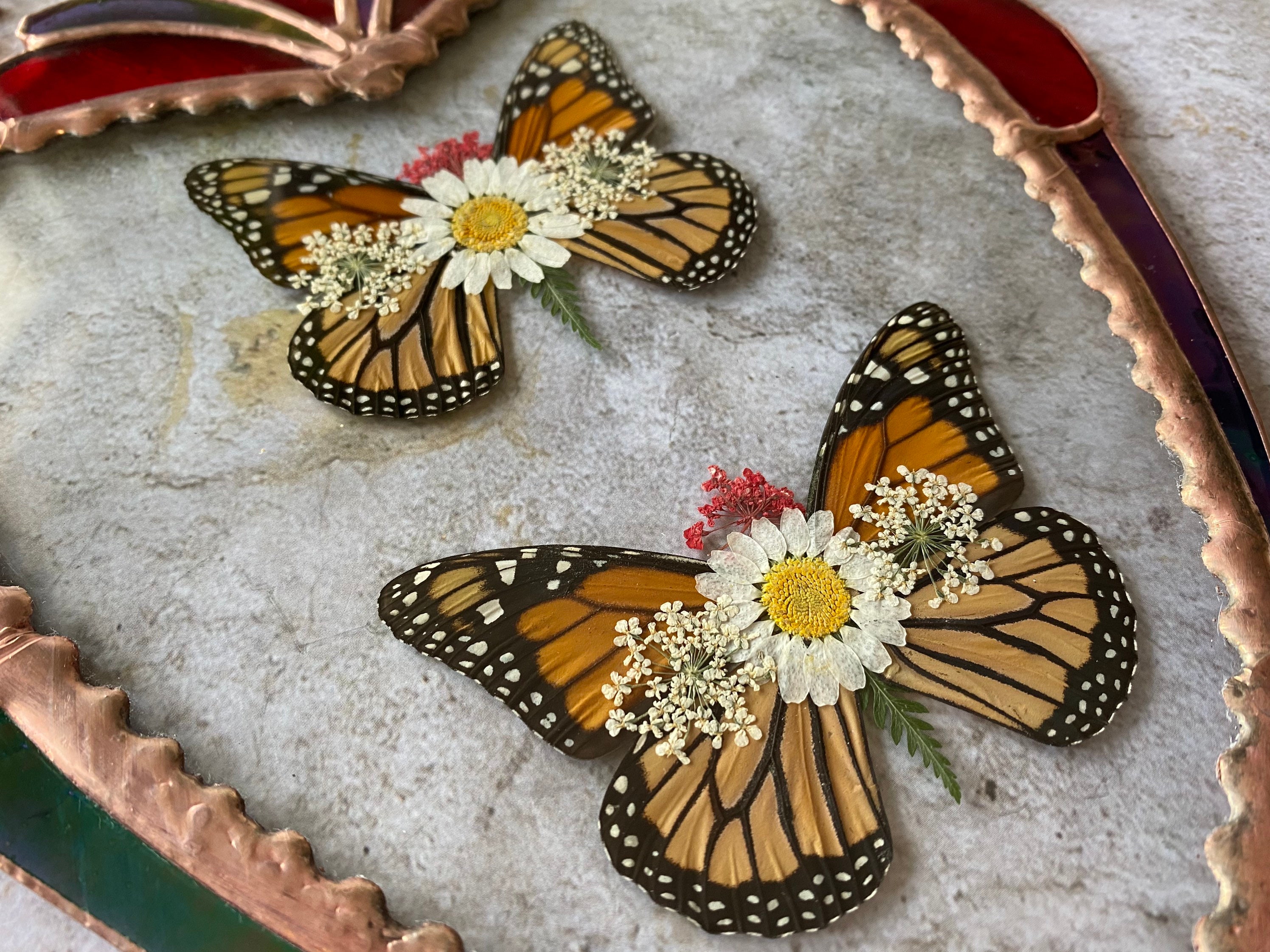 花に囲まれたオオカバマダラ ヴィンテージ ステンドグラス 花と蝶々