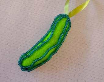 Adorno de pepinillo de fieltro con cuentas