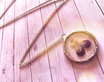 Collar con colgante de flor de viola prensada: joyería de vitral con pátina de plata