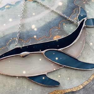 Adorno de ballena de vidrieras, ballena azul atrapasol, adorno de vidrio, Día de la Madre, decoración del océano, decoración de la playa imagen 2