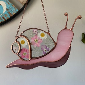 Stained glass snail sun catcher, ornament, snail shell, pressed flowers, pink flowers, glass ornament, Mother’s Day, garden decor, spring