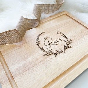 Planche de charcuterie gravée personnalisée, planche à découper de pendaison de crémaillère, charcuterie de fête des mères personnalisée, cadeaux pour la planche à fromage de couple,