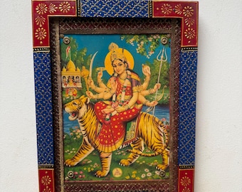 Vintage bemalter hölzerner Durga Mata Bilderrahmen: Hinduistische religiöse Kunst (23 x 30 cm)