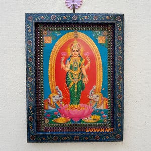 Moldura para fotos Lakshmi: Deusa indiana vintage Laxmi Mata, moldura de madeira pintada à mão (23 x 30 cm)