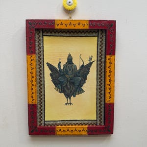 ヴィンテージ シャニ・デヴ フォトフレーム：ヒンドゥー教ヴェーダ美術のハンドメイド木製フレーム 壁装飾 (9x12)