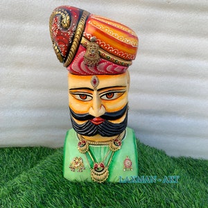 Handgefertigte Indischer König Holzskulptur: Rajasthani Bemalte Figur