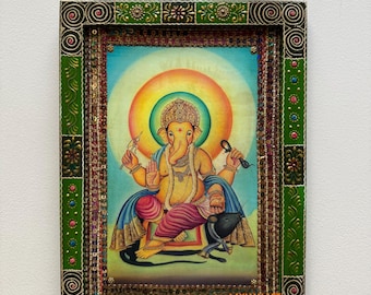 Foto vintage de Ganesha en marco de madera pintado a mano. Decoración de pared con marco religioso (23 x 30 cm).