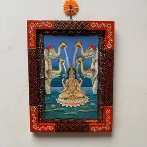Cornice per foto Gaja Lakshmi: dea indiana vintage Laxmi, arte religiosa da parete in legno (23x30 cm)