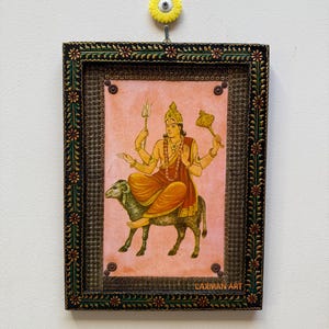 Religiöser Gott Rahmen Shri Mangal Dev Poster: Hinduistische Marsgottheit Bemalter Holzrahmen 23x30,5 cm