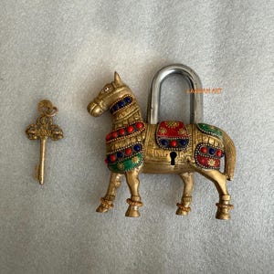 Candado de latón antiguo con forma de caballo y 1 llave: candado de piedra india para seguridad de puertas.