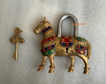 Candado de latón antiguo con forma de caballo y 1 llave: candado de piedra india para seguridad de puertas.