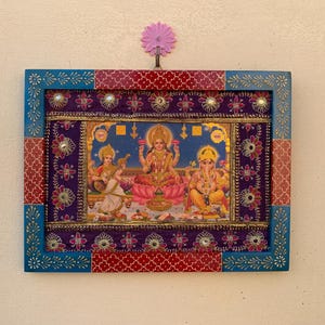 Cornice per foto Ganesha Lakshmi Saraswati: decorazione Diwali in legno dipinto vintage