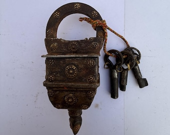 Cerradura de latón antiguo con llave: candado de hierro artesanal.