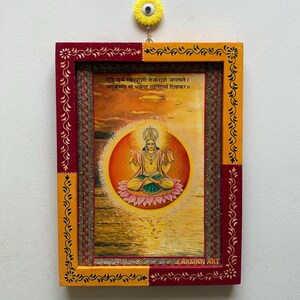 Lámina artística hindú vintage: Dios Surya Dev en marco de teca pintado a mano (23 x 30 cm)