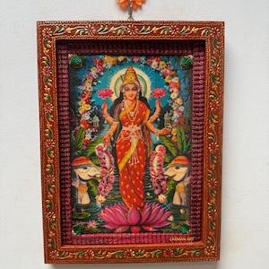 Moldura de foto vintage Lakshmi: arte hindu indiana pintada à mão (9 x 12 polegadas)