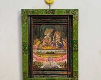 Cuadro antiguo de Radha Krishna, marco de madera de teca pintado a mano para decoración de pared (9 x 12 pulgadas)