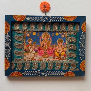 Cornice vintage con divinità indù: Ganesha, Lakshmi, Saraswati - Arte in legno dipinta a mano