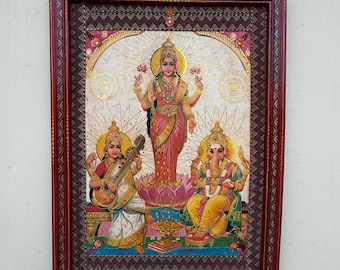 Impresión de Ganesha Lakshmi Saraswati en marco vintage pintado a mano (40,6 x 55,8 cm)