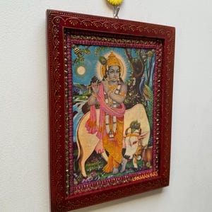 Marco de fotos vintage de Lord Krishna: decoración de pared de una deidad india pintada a mano (23 x 30 cm)