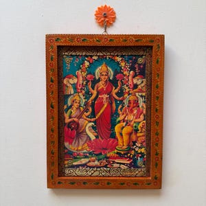 Cornice vintage Ganesha Lakshmi Saraswati: decorazione da parete in legno dipinta a mano (9x12)