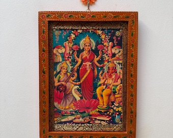 Marco vintage de Ganesha Lakshmi Saraswati: Arte mural de madera pintado a mano (23 x 30 cm)