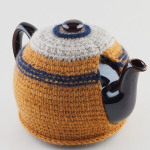 Medium teapot cosy in natural dyed wool / Tunisian crochet tea cosy / pure wool