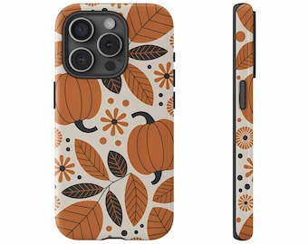 Puede incluir: Funda de teléfono con un diseño otoñal. El patrón presenta calabazas naranjas, hojas marrones y pequeñas flores naranjas sobre un fondo crema. La funda se muestra desde el frente y el lateral, mostrando el diseño envolvente.