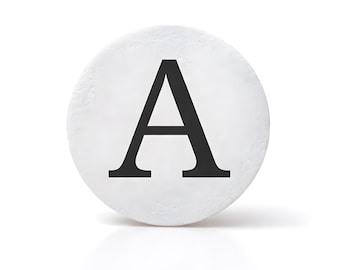 Adornos comestibles para bebidas con monograma serif minimalista