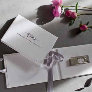 Gepersonaliseerde witte papieren USB-doos met grijs lint