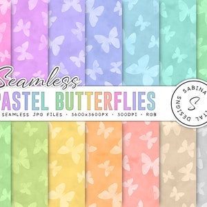 Op de afbeelding: Een set van 14 naadloze digitale papierpatronen met pastelkleurige achtergronden met witte vlindersilhouetten. De tekst "Seamless Pastel Butterflies" staat bovenaan de afbeelding. De tekst "14 Seamless JPG Files - 3600x3600px - 300DPI - RGB" staat onder de titel. De tekst "Sabina Designs Digital" staat in een cirkel rechtsonder in de afbeelding.