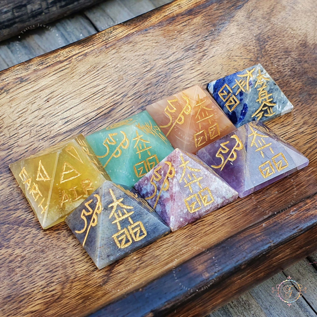 ENGRAVED Crystal Pyramids 7 Chakra Set, Mini 7 Chakra Stones Pyramids ...