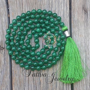Grüne Jade Mala Kette: Handgeknüpfte Meditationsperlen, Seidenquaste