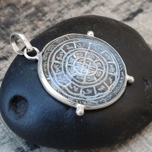 Bergkristall Anhänger: Kailash Dhan Raksha Yantra, spirituelles Medaillon
