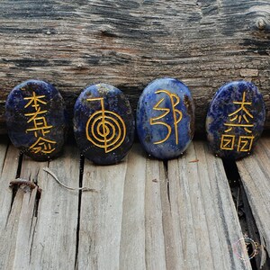 Puede incluir: Cinco piedras lisas, redondas y azules con s&iacute;mbolos dorados grabados en ellas. Los s&iacute;mbolos son de la antigua pr&aacute;ctica china del Feng Shui.