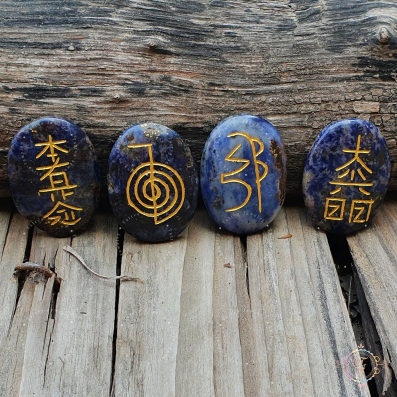 Puede incluir: Cinco piedras lisas, redondas y azules con s&iacute;mbolos dorados grabados en ellas. Los s&iacute;mbolos son de la antigua pr&aacute;ctica china del Feng Shui.