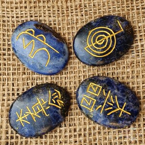 Puede incluir: Cuatro piedras ovaladas azules con s&iacute;mbolos dorados. Los s&iacute;mbolos son "La Semilla", "La Flor", "El Fruto" y "La Ra&iacute;z".