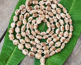 Tulsi-Mala-Halskette – Abnehmende Perlengröße, 108 Gebetsperlen, rustikale Holzkette, Tulsi-Mala, Basilikum-Halskette, Krishna-Samen-Halskette