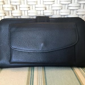 Cartera de chequera vintage de cuero azul marino con diseño de guante de Dooney & Bourke
