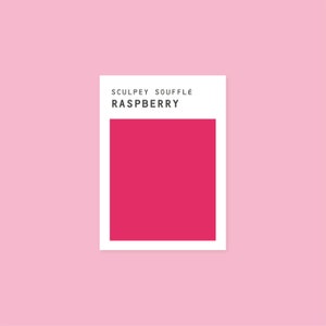 Op de afbeelding: Een vierkantje Sculpey Souffle modelleerklei in de kleur framboos.