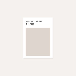 Puede incluir: Una tarjeta blanca con el texto "Sculpey Premo" y "Rhino" en negro. La tarjeta presenta una muestra rectangular de color topo claro, adecuada para proyectos de arcilla polim&eacute;rica.