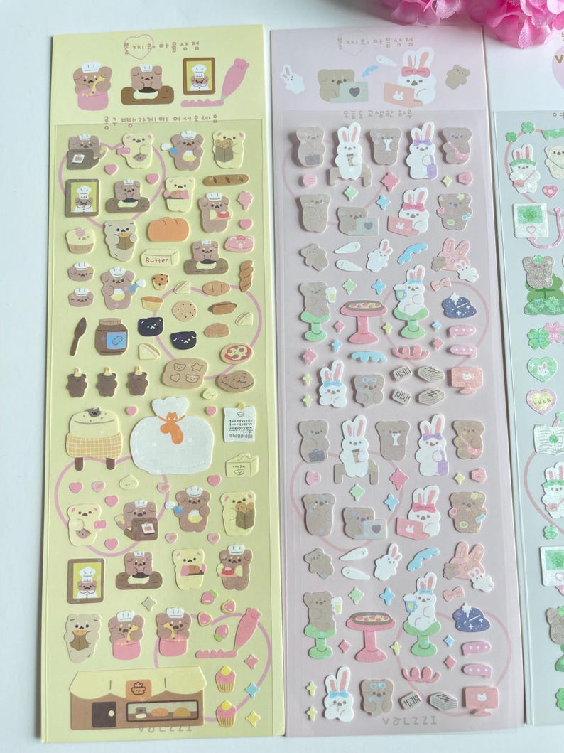 Puede incluir: Tres hojas de pegatinas con osos y conejos de dibujos animados. Las pegatinas est&aacute;n sobre un fondo amarillo, rosa y azul. Las pegatinas son perfectas para a&ntilde;adir un toque de fantas&iacute;a a tu agenda, diario o port&aacute;til.